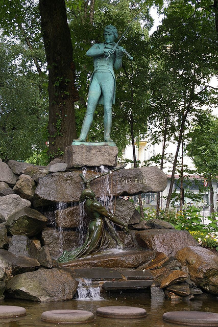 De stad Bergen eert haar beroemde zoon met een standbeeld. (Foto Percita, CC BY SA 2.0)