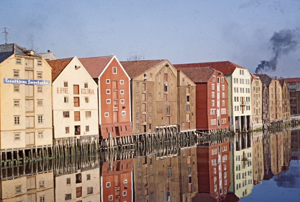 bryggerekka nidelva, ca. 1955, dia Johan Alme, GA Trondheim, cc by 2.0